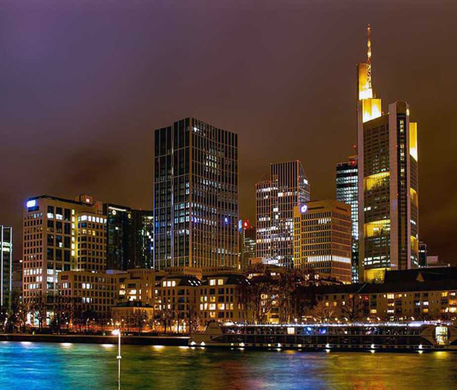 Büroreinigung in der City Frankfurt bei Nacht