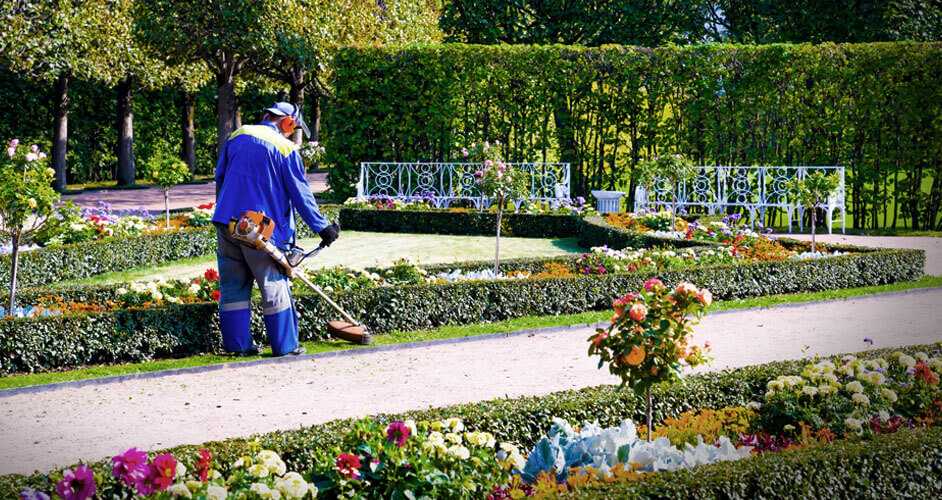 Kehrschel Gebäudedienste Mitarbeiter bei der Gartenpflege und Landschaftspflege in einem Frankfurter Park