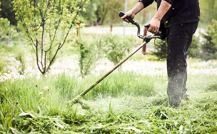 Mitarbeiter von Kehrschel Gebäudedienste mäht Rasen