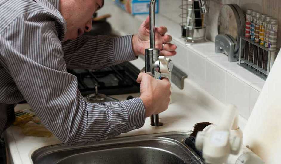 Hausmeister repariert Wasseranschluss der Spüle