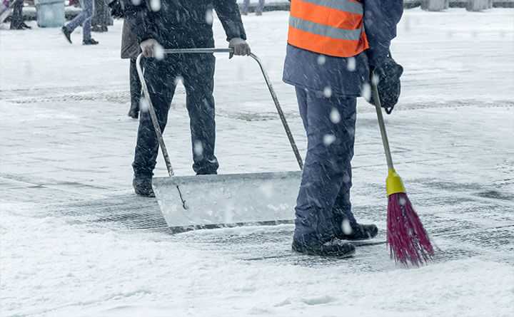 Kehrschel Gebäudedienste Mitarbeiter beim Schneeräumen in Frankfurt am Main
