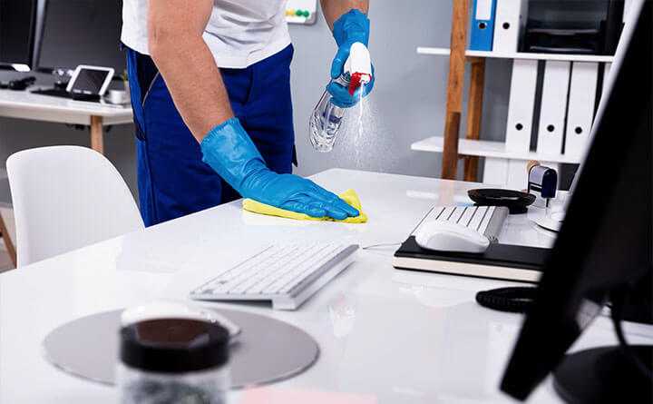 Reinigungskraft von Kehrschel Gebäudedienste bei der Unterhaltsreinigung im Büro eines Frankfurter Unternehmens