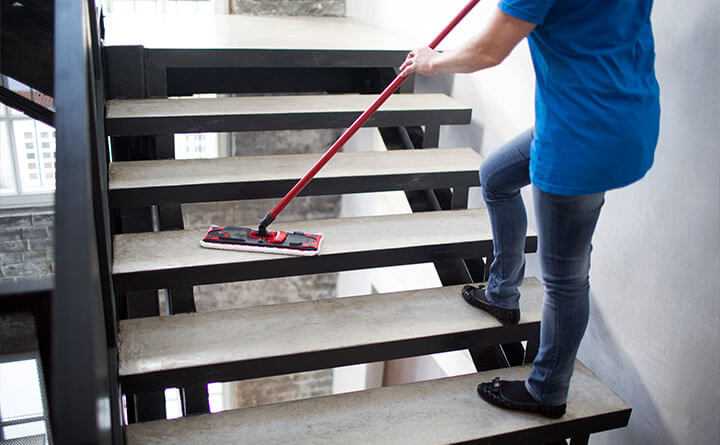 Mitarbeiter der Kehrschel Reinigungsfirma bei der Treppenhausreinigung in einem Frankfurter Unternehmen